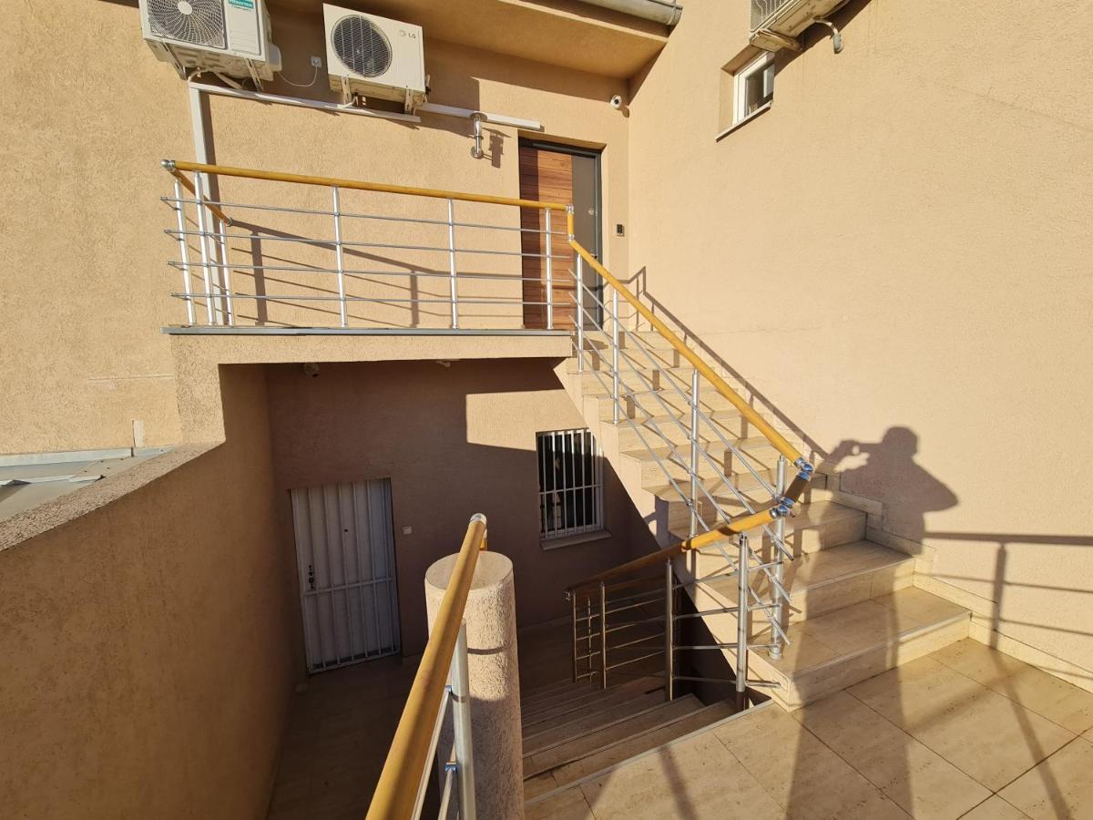 Airport Molko Apartments Surcin Luaran gambar
