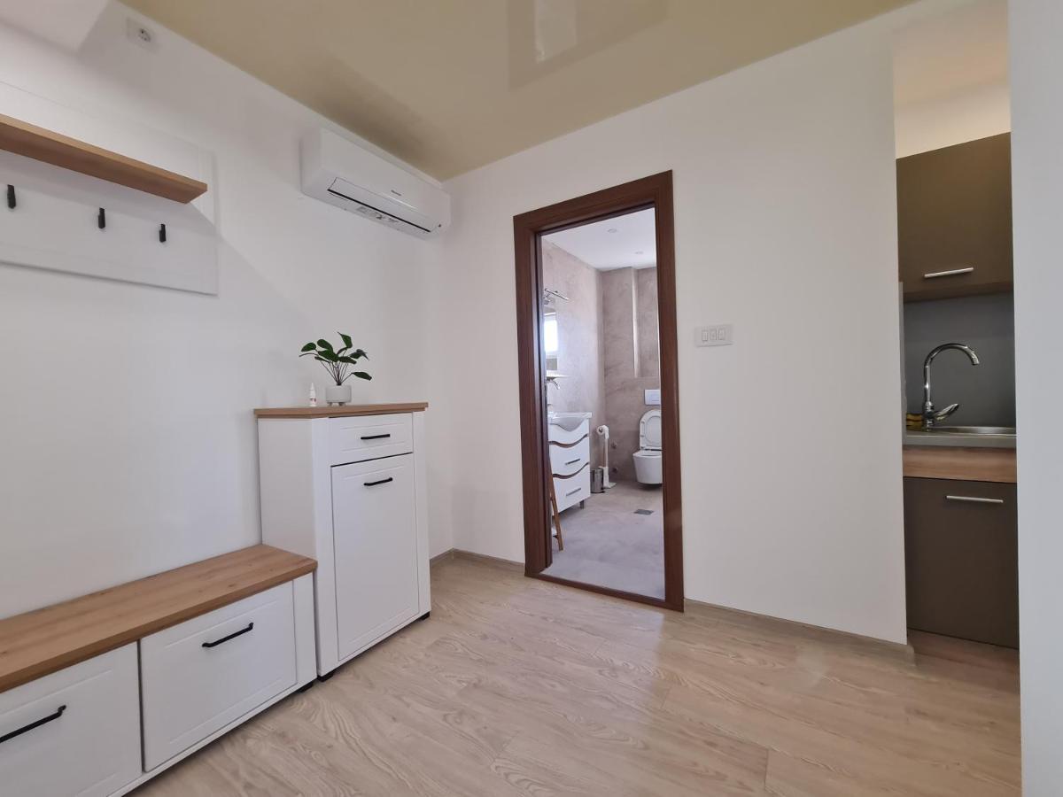 Airport Molko Apartments Surcin Luaran gambar