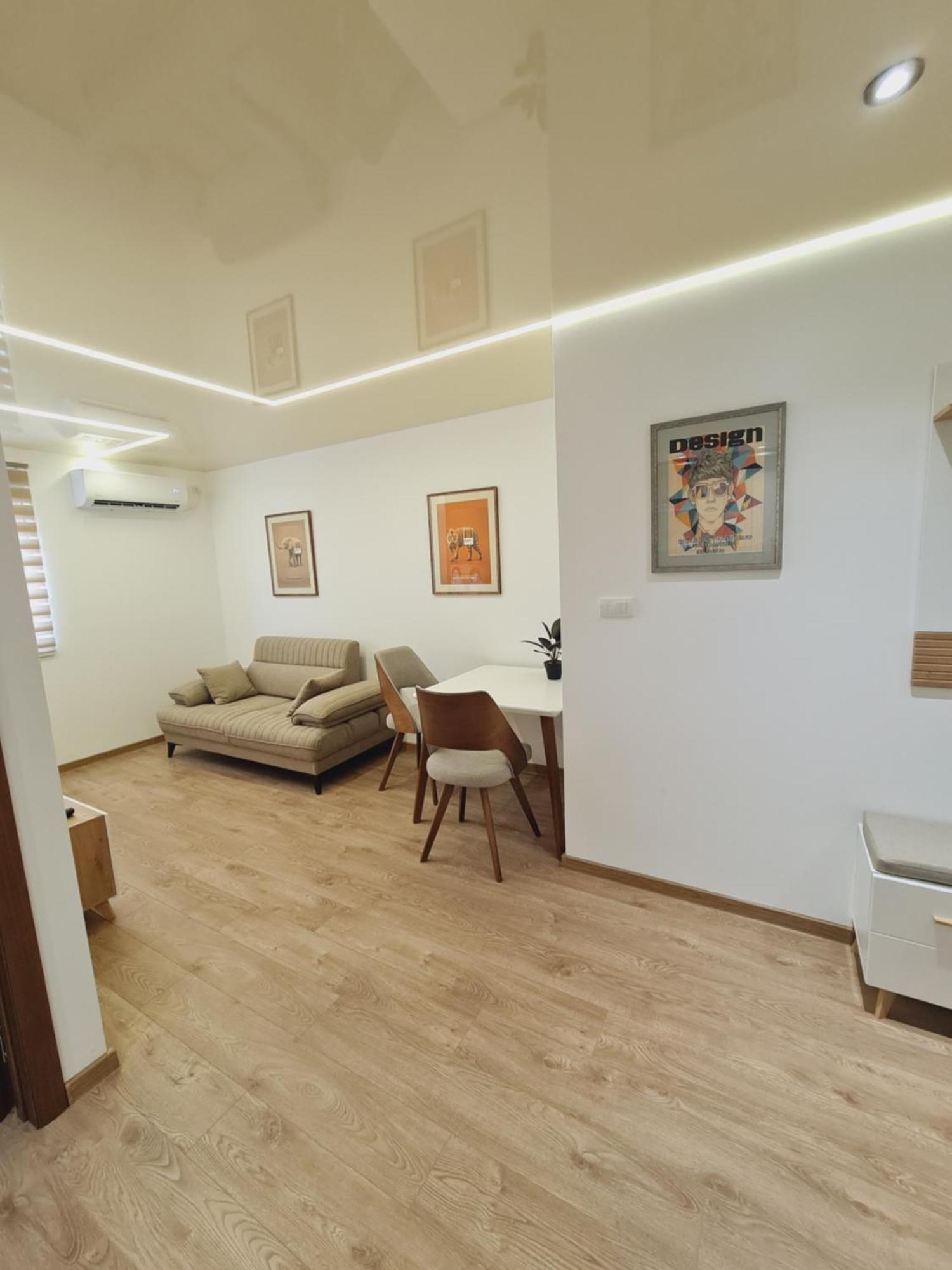 Airport Molko Apartments Surcin Luaran gambar